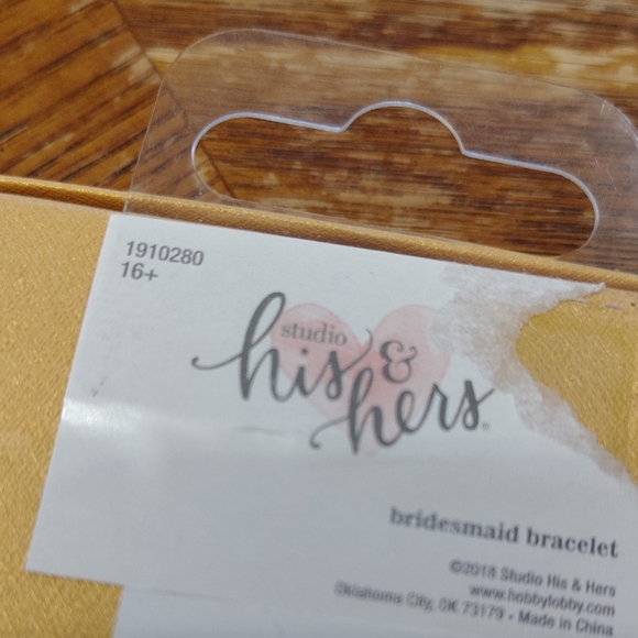 Elegant Gold Knot Bangle Bracelet - Picture 6 of 7